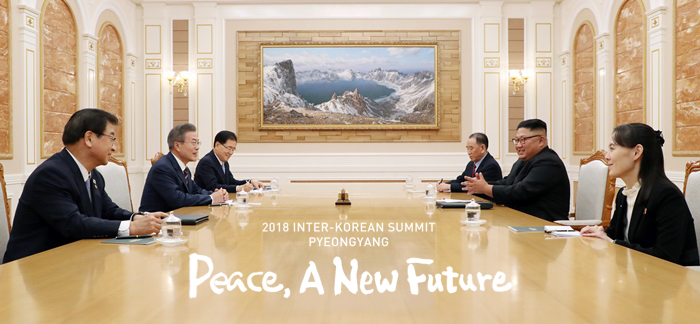 President Moon Jae-in (second from left) and North Korea’s Chairman of State Affairs Commission Kim Jong Un (second from right) hold a summit at the Workers' Party of Korea offices in Pyeongyang, North Korea, on Sept. 18. (Pyeongyang Press Corps)